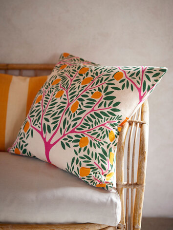 Miljöbild Lemon Garden kuddfodral i färg grön från Classic Collection