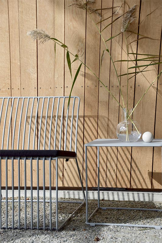 Barr Loungestol Grå med Barr Dyna i utomhusmiljö