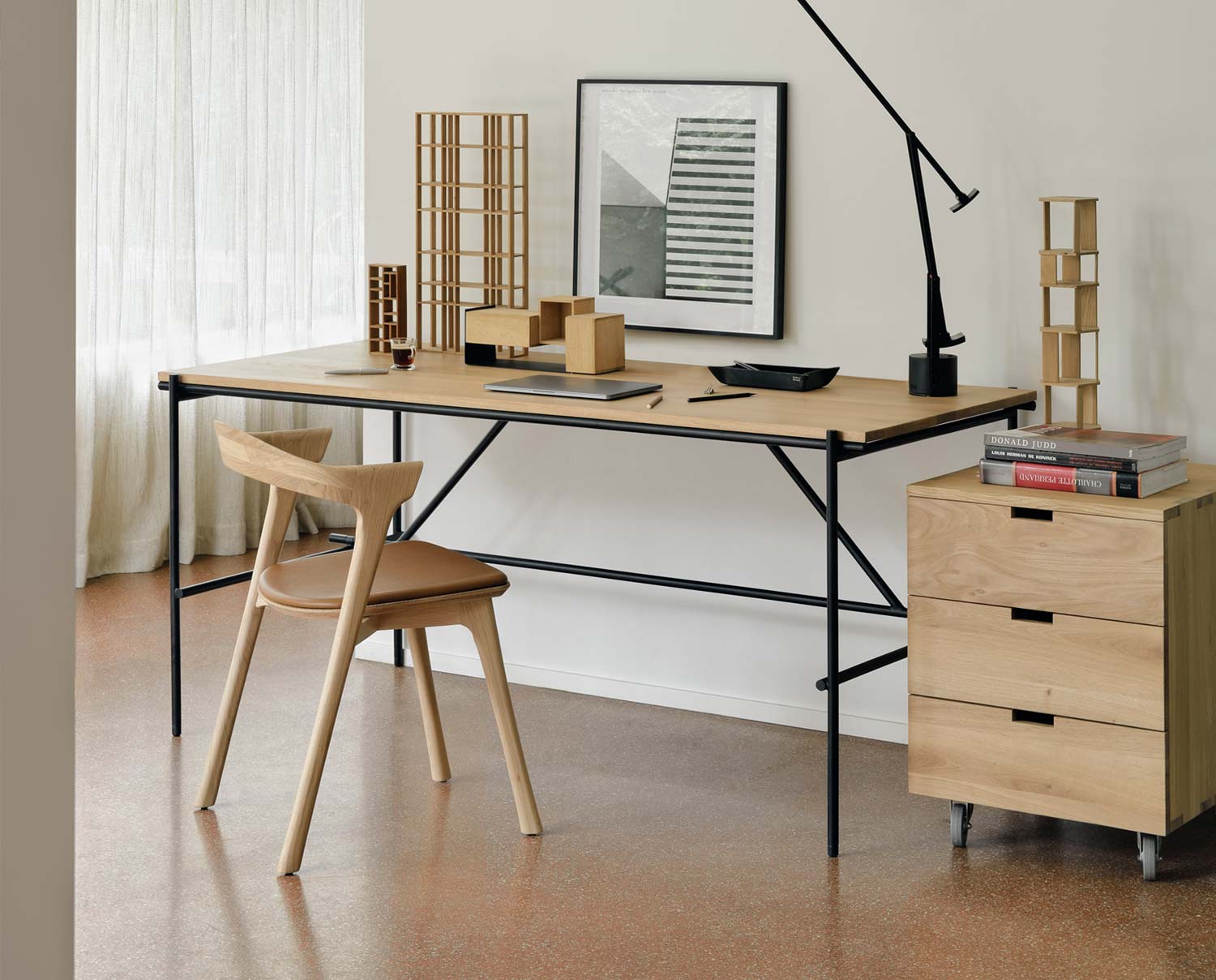 Bok Stol i lackad ek klädd i Läder Cognac vid skrivbord med miniatyrmodeller