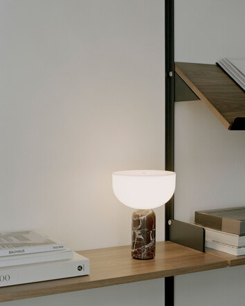 Kizu Portabel Bordslampa | Rosso Levanto Marmor placerad i New Works hyllsystem.