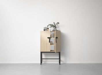 The Bow Skåp med porslin