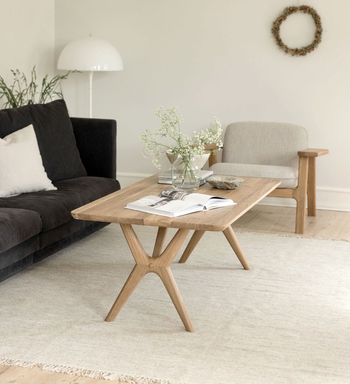 Amelia soffbord i ett ljust och ombonat vardagsrum. 