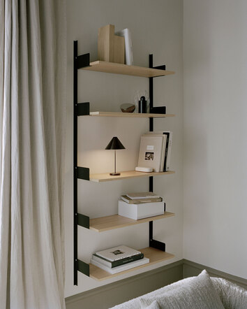 New Works Hylla 1900 i utförandet Ek/Svart med dekorativa detaljer