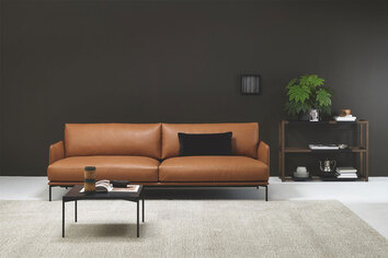 Miljöbild på soffan Baron i bredd 237 centimeter, klädd i lädret Master 53