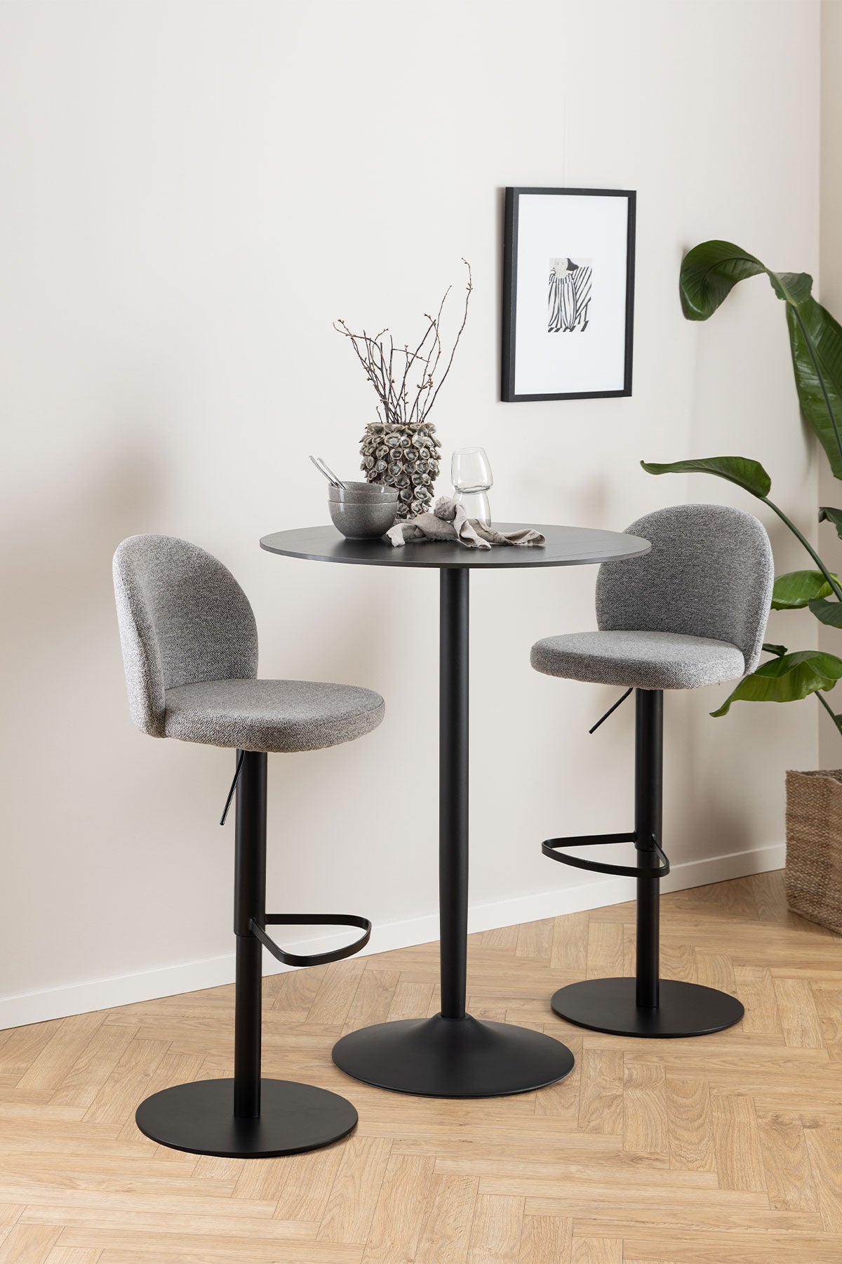 Malta barbord Grantham med två barstolar.