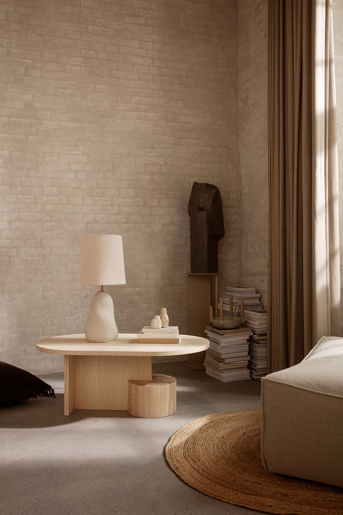 Insert soffbord i ask dekorerat med lampa och en trave böcker