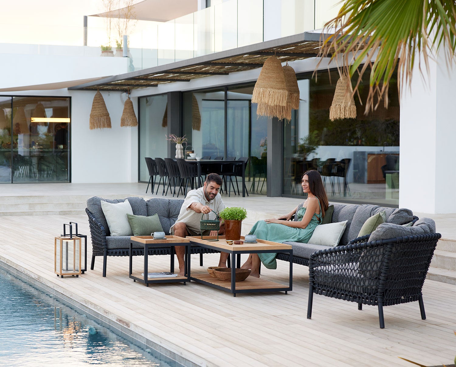 Ocean Large 3-Sits Soffa Dark Grey i soffgrupp vid poolkant