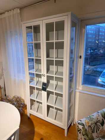 Stockholm-20-vitrinskap-vit-englesson-utstallningsex