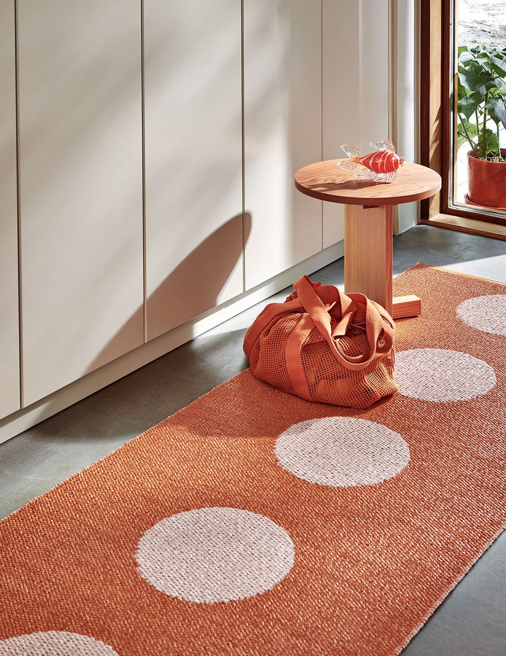 Pappelina-Vera-Pop-Gangmatta-Pale-Orange-Miljo_2.jpg Vera Pop Gångmatta i färgen Pale Orange/Pearl Pink i smal hall