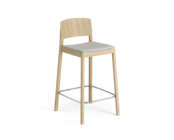 Sitthöjd: 63 centimeter. Lackad ek. Tyg Patina 03.