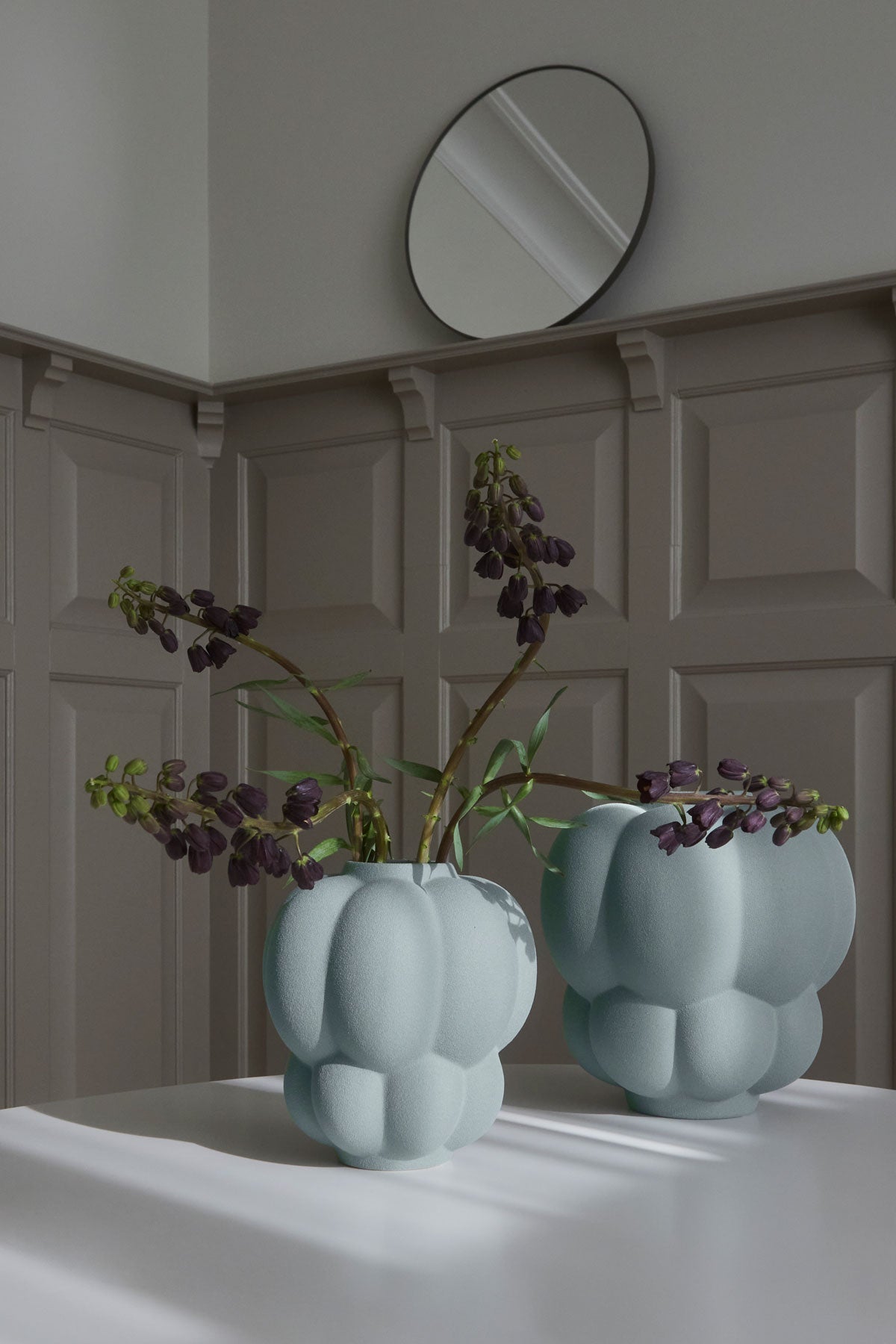 Två Uva vas i färgen Pale Mint  med lila blommor i